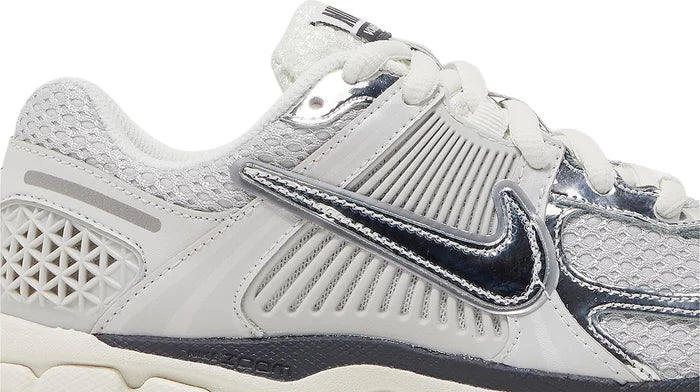 NIKE AIR ZOOM VOMERO 5 PHOTON DUST METALLIC SILVER