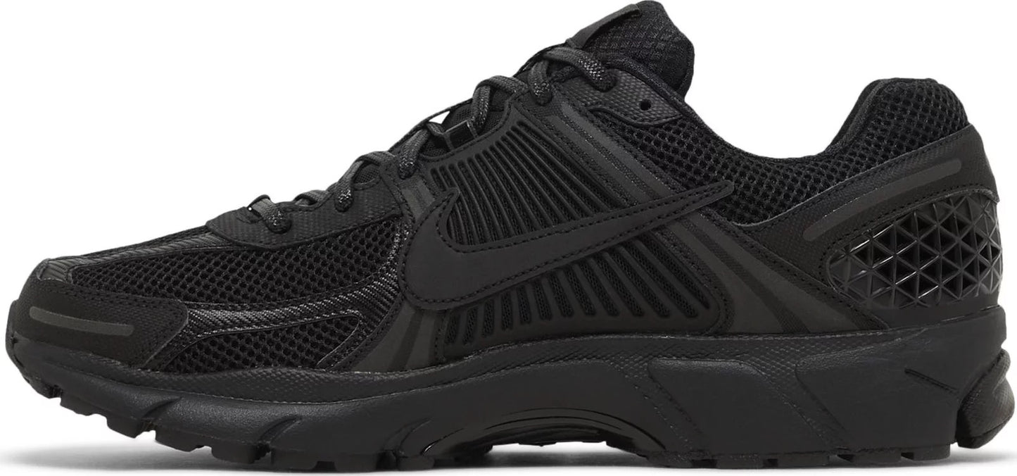 NIKE AIR ZOOM VOMERO 5 TRIPPLE BLACK